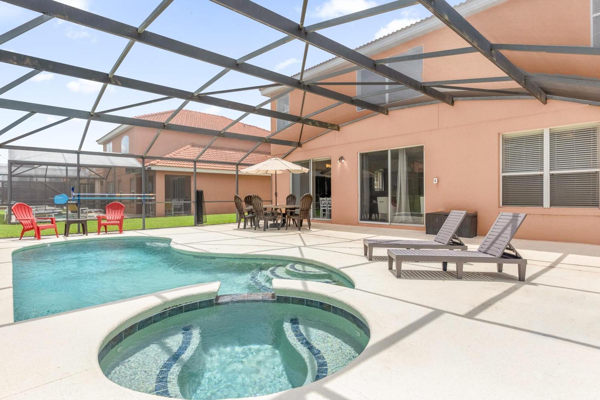 Large Spacious Home W Private Pool & Hot Tub ดาเวนพอร์ต ภายนอก รูปภาพ